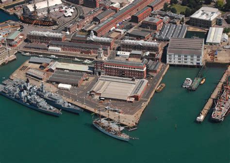 Portsmouth Historic Dockyard: สัมผัสอดีตอันรุ่งโรจน์ของเรือรบอังกฤษ!